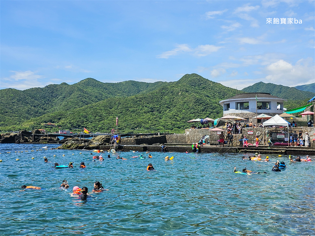 新北貢寮【龍洞灣海洋公園】天然海泳池浮潛，東北角戲水景點推薦（門票、設施租借費用） @來飽寶家ba