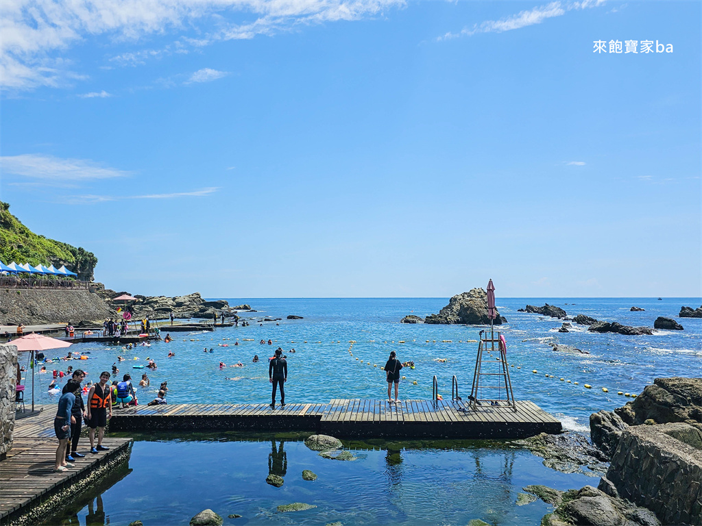 新北貢寮【龍洞灣海洋公園】天然海泳池浮潛，東北角戲水景點推薦（門票、設施租借費用） @來飽寶家ba
