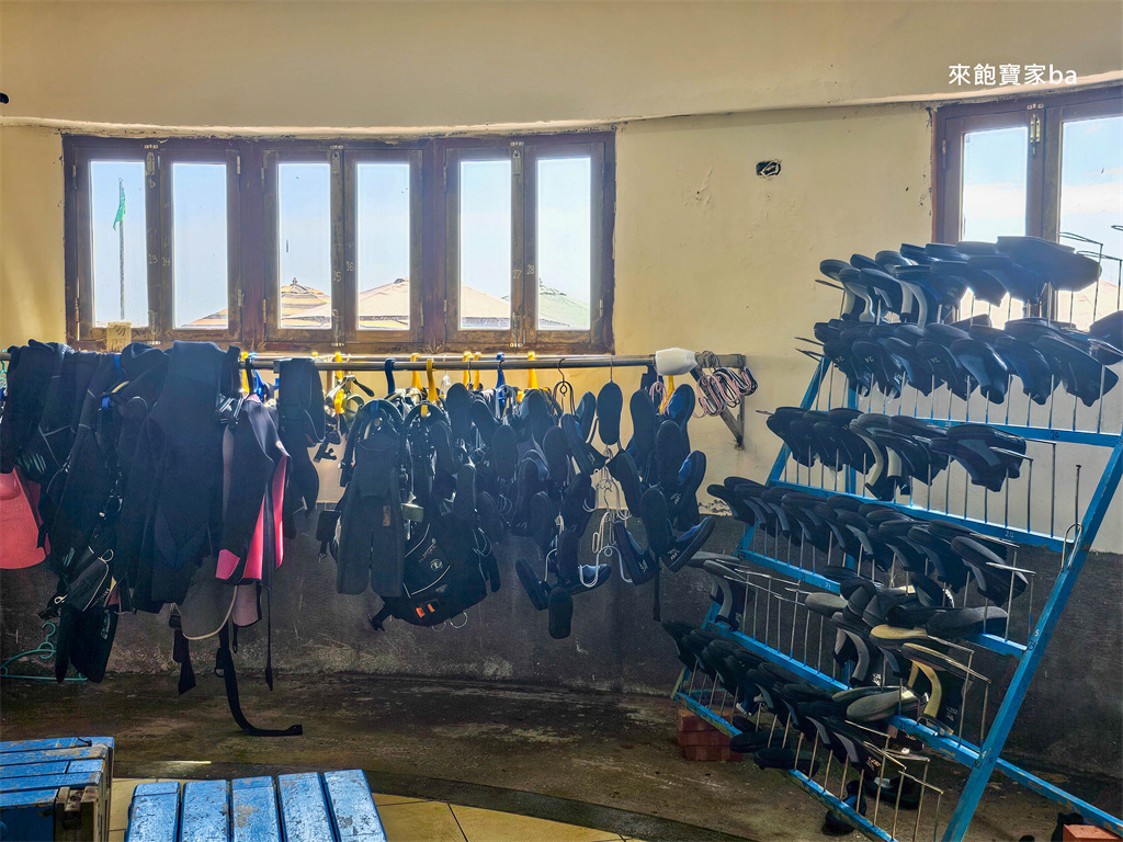 新北貢寮【龍洞灣海洋公園】天然海泳池浮潛，東北角戲水景點推薦（門票、設施租借費用） @來飽寶家ba