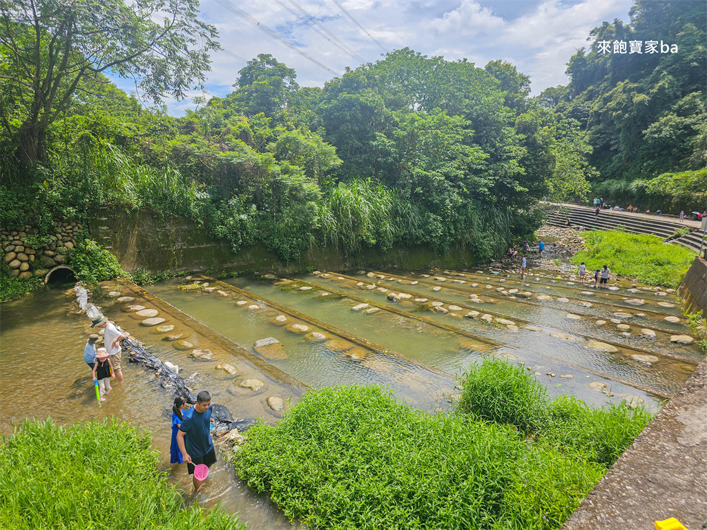 桃園玩水景點【千層瀑布】龍潭野溪戲水熱點，撈蝦捕魚順遊大平紅橋 @來飽寶家ba