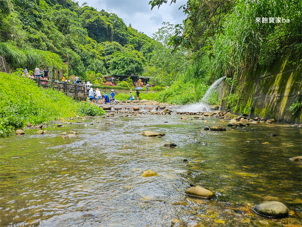 桃園玩水景點【千層瀑布】龍潭野溪戲水熱點，撈蝦捕魚順遊大平紅橋 @來飽寶家ba