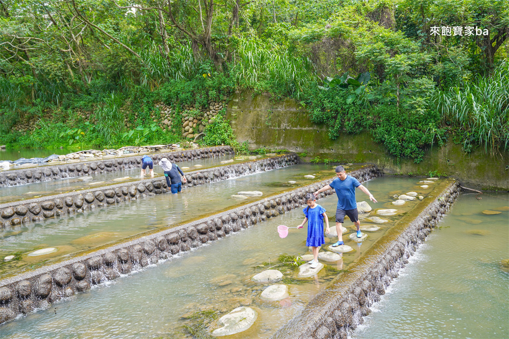 桃園玩水景點【千層瀑布】龍潭野溪戲水熱點，撈蝦捕魚順遊大平紅橋 @來飽寶家ba