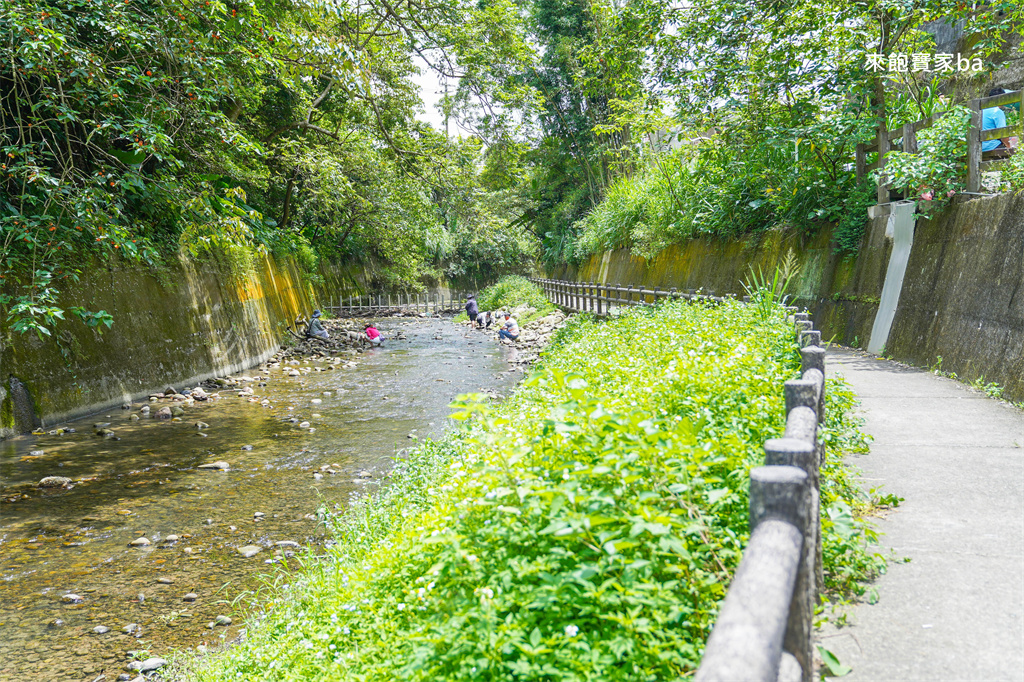 桃園玩水景點【千層瀑布】龍潭野溪戲水熱點，撈蝦捕魚順遊大平紅橋 @來飽寶家ba