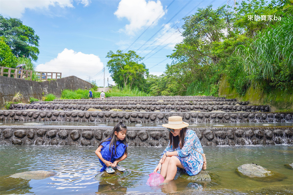 桃園玩水景點【千層瀑布】龍潭野溪戲水熱點，撈蝦捕魚順遊大平紅橋 @來飽寶家ba