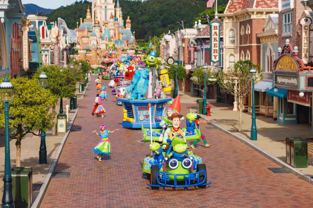 【2026香港迪士尼樂園】Hong Kong Disneyland 門票、交通、必拍角度、Pixar 夏日狂歡趴必玩設施攻略！ @來飽寶家ba