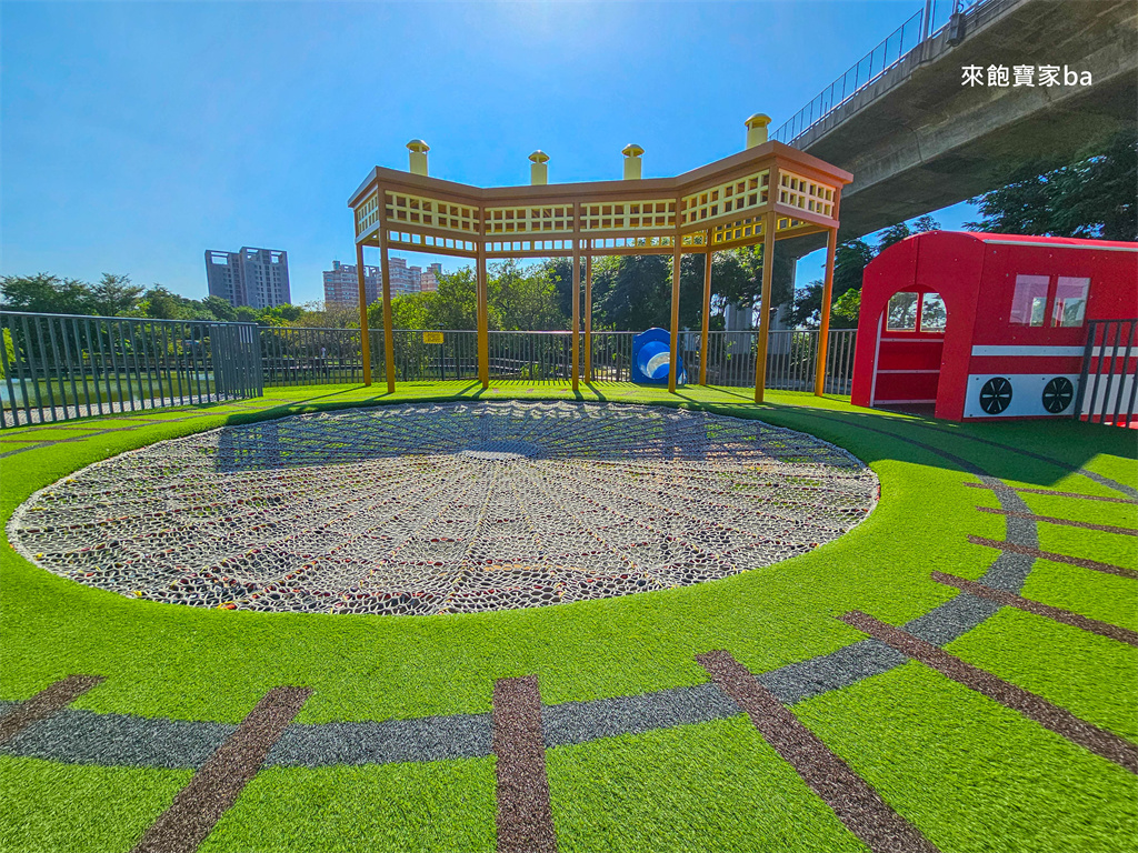 【彰化景觀公園】扇形車庫遊戲場結合火車主題設計，車廂溜滑梯、磨石子火車滑梯溜到飽 @來飽寶家ba