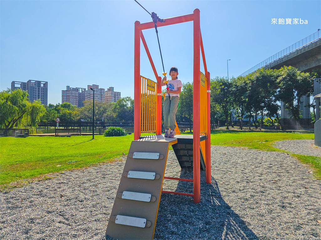 【彰化景觀公園】扇形車庫遊戲場結合火車主題設計，車廂溜滑梯、磨石子火車滑梯溜到飽 @來飽寶家ba