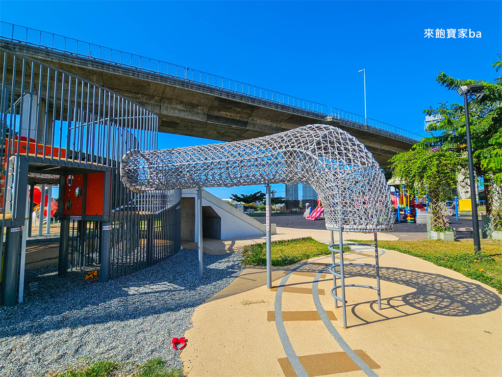 【彰化景觀公園】扇形車庫遊戲場結合火車主題設計，車廂溜滑梯、磨石子火車滑梯溜到飽 @來飽寶家ba