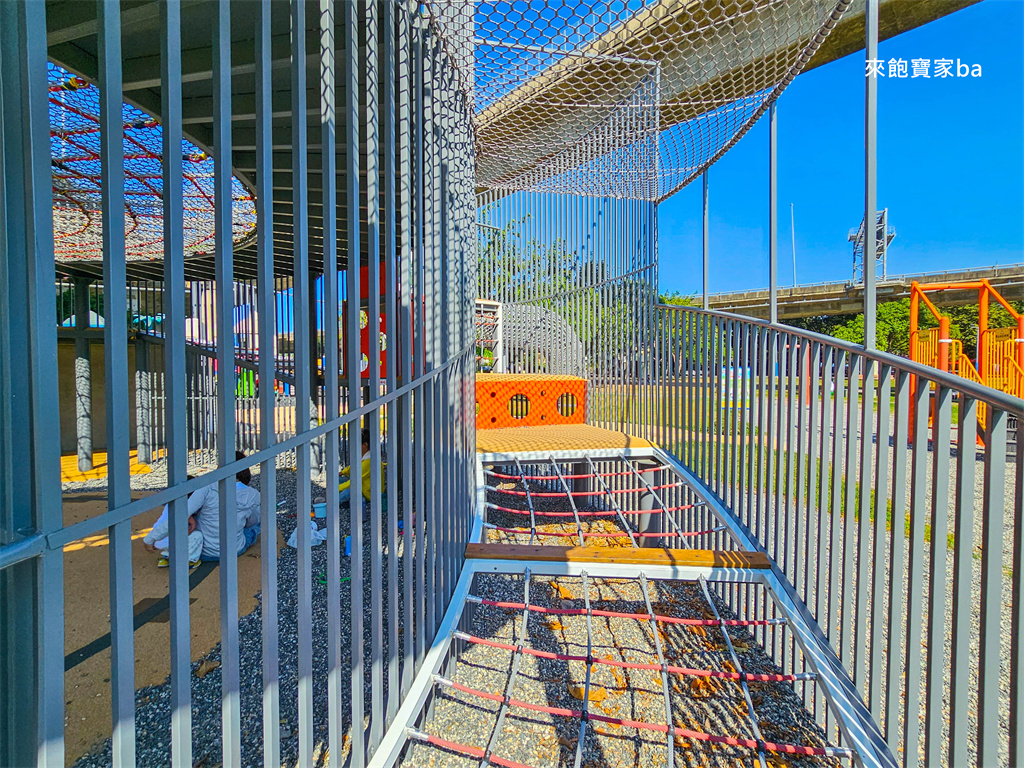 【彰化景觀公園】扇形車庫遊戲場結合火車主題設計，車廂溜滑梯、磨石子火車滑梯溜到飽 @來飽寶家ba
