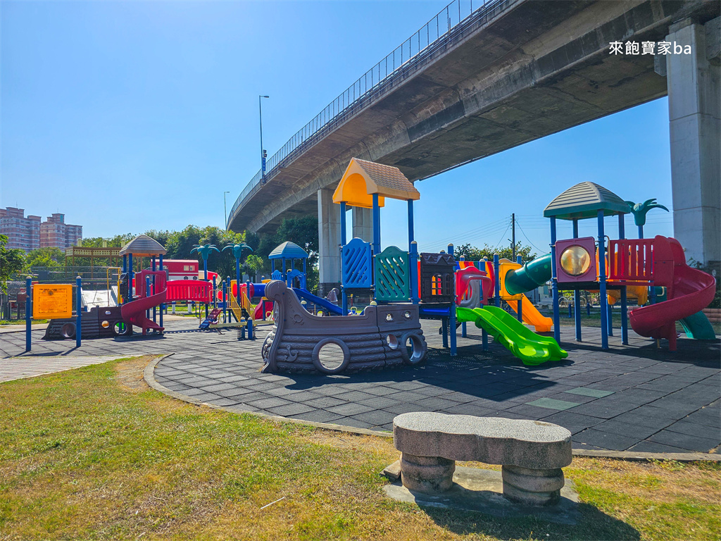 【彰化景觀公園】扇形車庫遊戲場結合火車主題設計，車廂溜滑梯、磨石子火車滑梯溜到飽 @來飽寶家ba