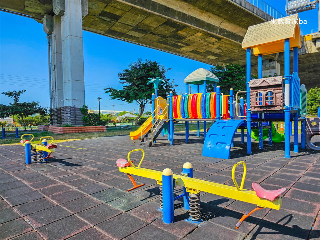 【彰化景觀公園】扇形車庫遊戲場結合火車主題設計，車廂溜滑梯、磨石子火車滑梯溜到飽 @來飽寶家ba