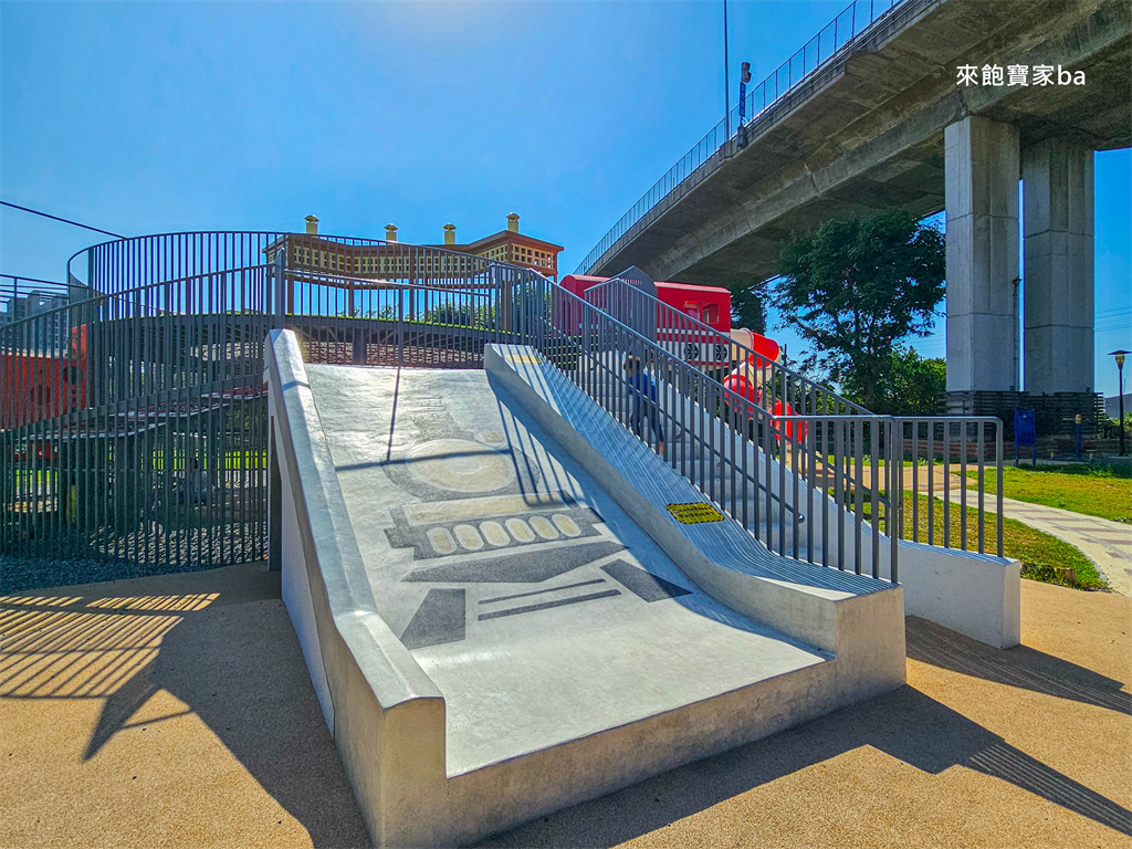 【彰化景觀公園】扇形車庫遊戲場結合火車主題設計，車廂溜滑梯、磨石子火車滑梯溜到飽 @來飽寶家ba