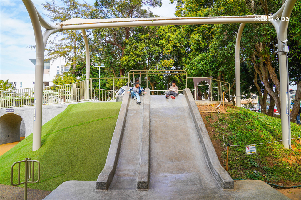 台中親子景點【后里森林公園】搖籃遊戲場~全台最多吊床的森林系公園！樹蔭下玩猴森堡壘 @來飽寶家ba