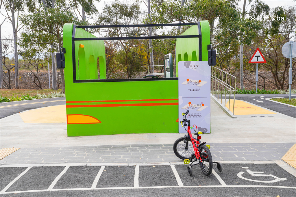 台中后里【后里環保公園】放風箏、暢玩孩籽世界遊戲場，絕美台中落羽松景點 @來飽寶家ba