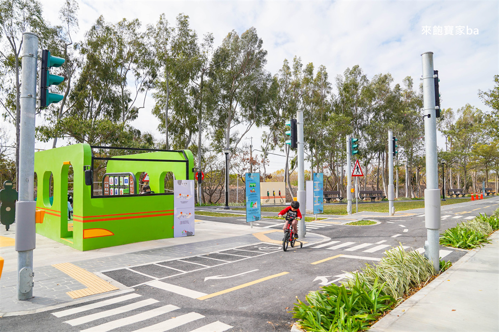 台中后里【后里環保公園】放風箏、暢玩孩籽世界遊戲場，絕美台中落羽松景點 @來飽寶家ba