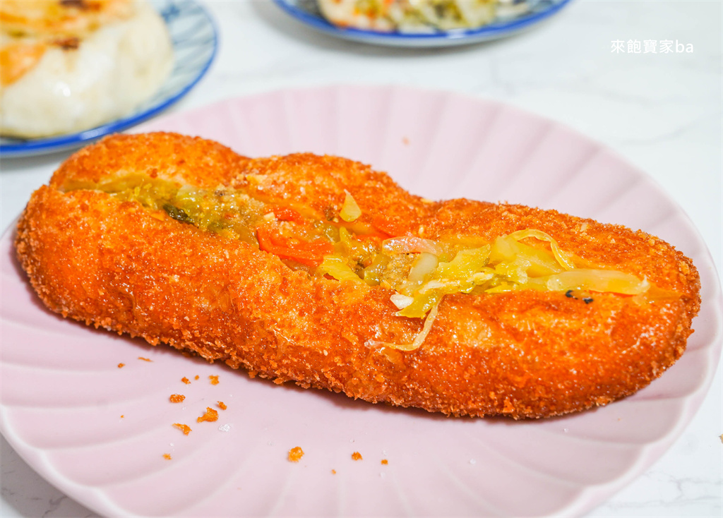 台中北區小吃【科博館水煎包】50年排隊老店，潛艇堡、甜甜圈小朋友也愛吃！銅板價下午茶點心推薦 @來飽寶家ba