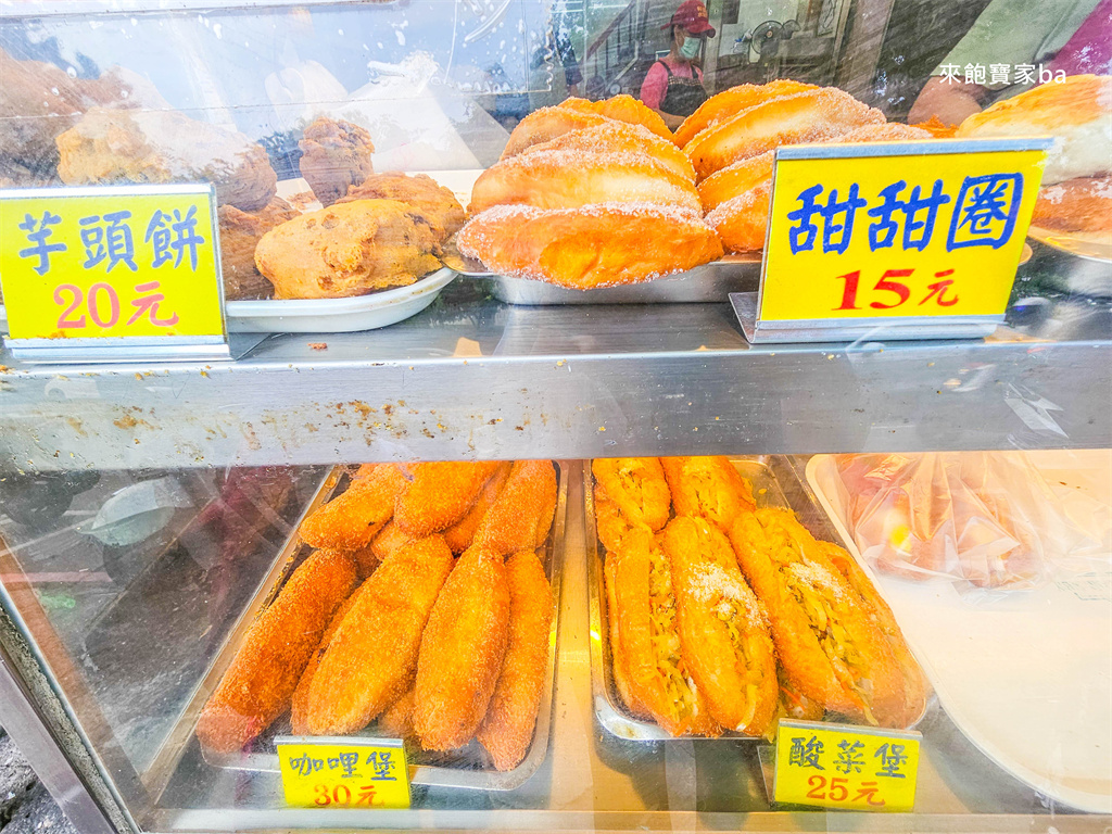 台中北區小吃【科博館水煎包】50年排隊老店，潛艇堡、甜甜圈小朋友也愛吃！銅板價下午茶點心推薦 @來飽寶家ba
