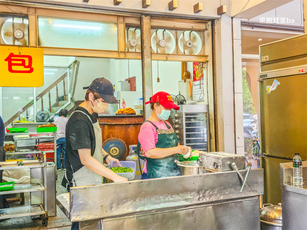 台中北區小吃【科博館水煎包】50年排隊老店，潛艇堡、甜甜圈小朋友也愛吃！銅板價下午茶點心推薦 @來飽寶家ba