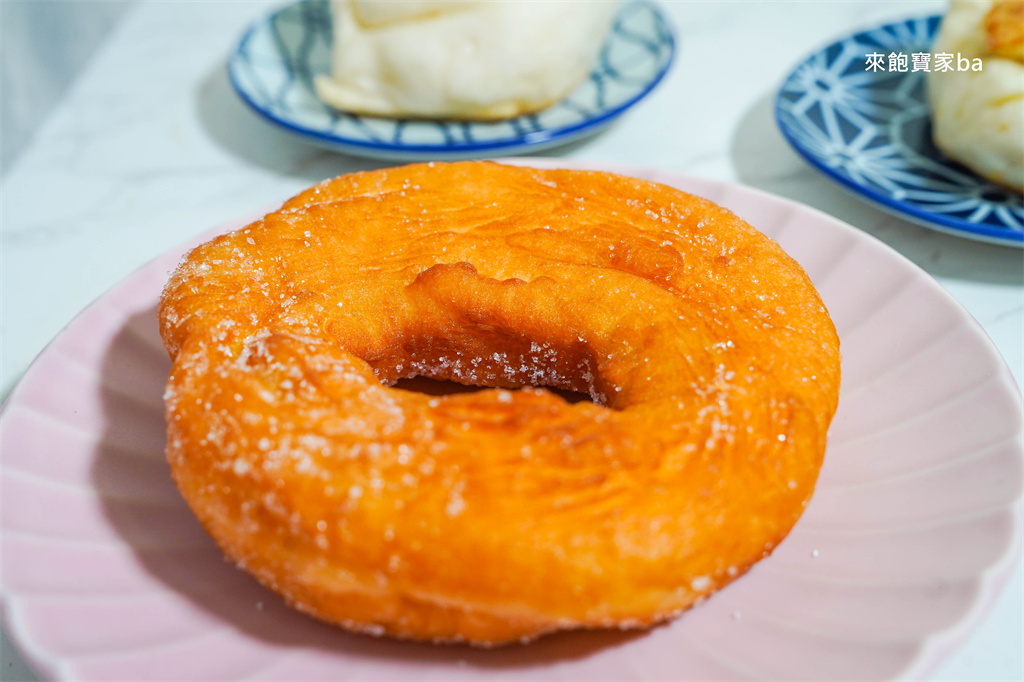 台中北區小吃【科博館水煎包】50年排隊老店，潛艇堡、甜甜圈小朋友也愛吃！銅板價下午茶點心推薦 @來飽寶家ba