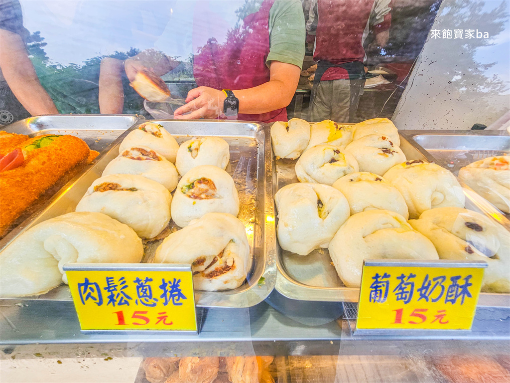 台中北區小吃【科博館水煎包】50年排隊老店，潛艇堡、甜甜圈小朋友也愛吃！銅板價下午茶點心推薦 @來飽寶家ba