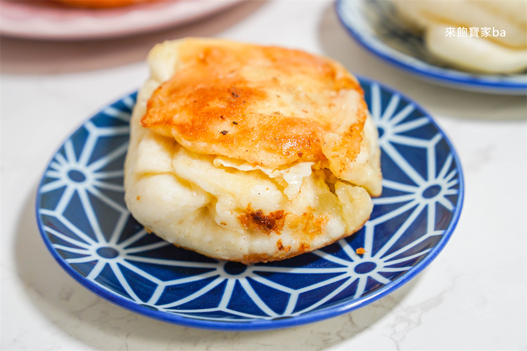 台中北區小吃【科博館水煎包】50年排隊老店，潛艇堡、甜甜圈小朋友也愛吃！銅板價下午茶點心推薦 @來飽寶家ba