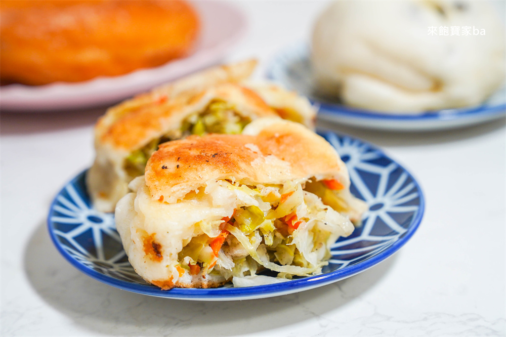 台中北區小吃【科博館水煎包】50年排隊老店，潛艇堡、甜甜圈小朋友也愛吃！銅板價下午茶點心推薦 @來飽寶家ba