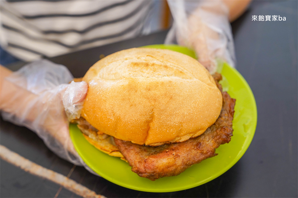 澳門必吃美食【大利來記豬扒包】大三巴美食~比臉大厚實豬排夾麵包，50年不敗經典口感！ @來飽寶家ba