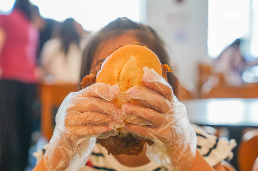 澳門必吃美食【大利來記豬扒包】大三巴美食~比臉大厚實豬排夾麵包，50年不敗經典口感！ @來飽寶家ba