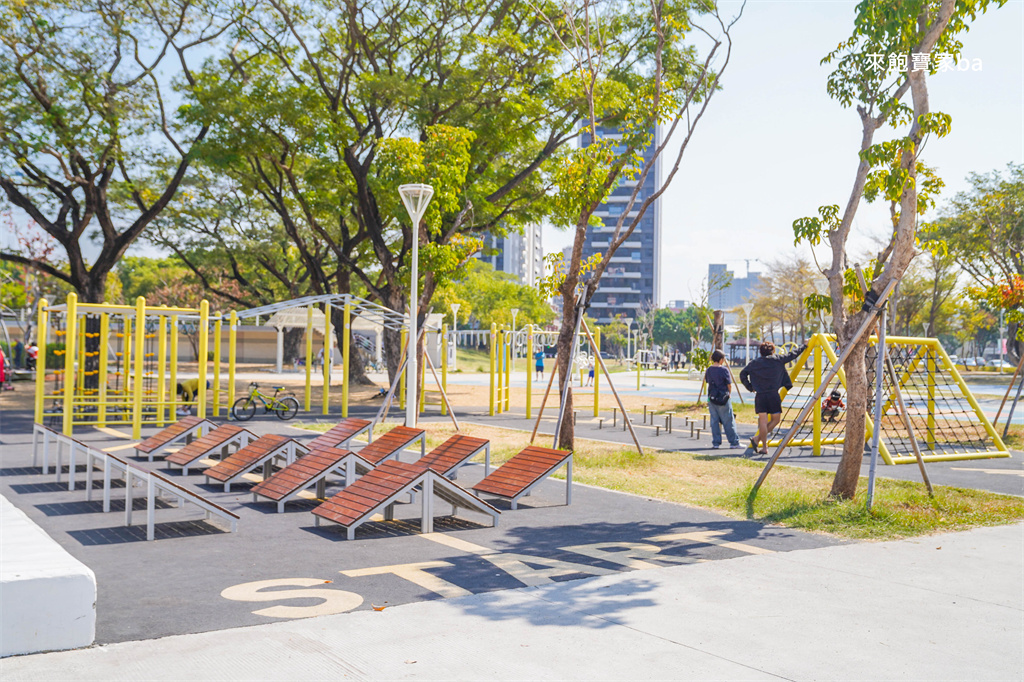 高雄楠梓親子景點【藍田公園】楠梓鹽田主題遊樂場，10大遊戲區+24項設施的水陸公園 @來飽寶家ba
