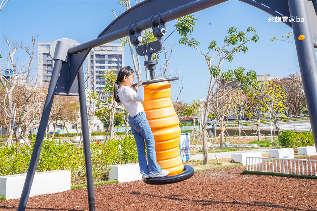 高雄楠梓親子景點【藍田公園】楠梓鹽田主題遊樂場，10大遊戲區+24項設施的水陸公園 @來飽寶家ba