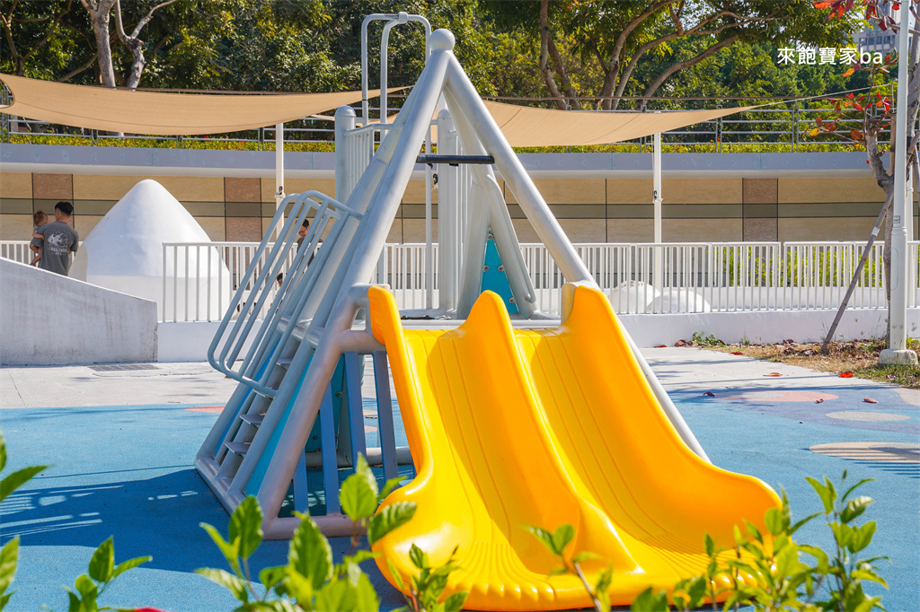 高雄楠梓親子景點【藍田公園】楠梓鹽田主題遊樂場，10大遊戲區+24項設施的水陸公園 @來飽寶家ba
