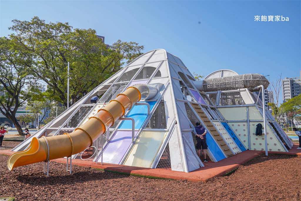 高雄楠梓親子景點【藍田公園】楠梓鹽田主題遊樂場，10大遊戲區+24項設施的水陸公園 @來飽寶家ba