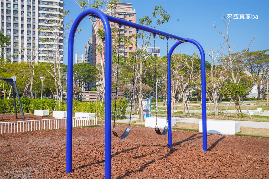 高雄楠梓親子景點【藍田公園】楠梓鹽田主題遊樂場，10大遊戲區+24項設施的水陸公園 @來飽寶家ba