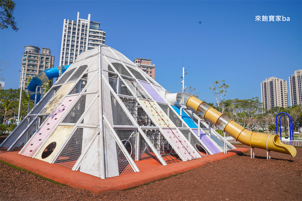 高雄楠梓親子景點【藍田公園】楠梓鹽田主題遊樂場，10大遊戲區+24項設施的水陸公園 @來飽寶家ba