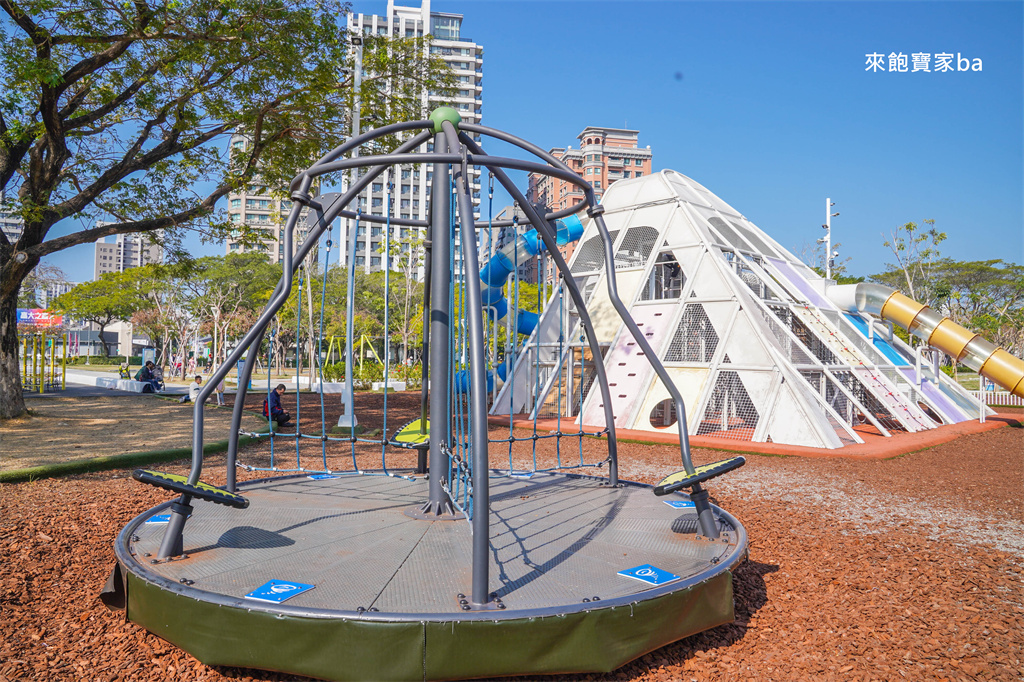 高雄楠梓親子景點【藍田公園】楠梓鹽田主題遊樂場，10大遊戲區+24項設施的水陸公園 @來飽寶家ba
