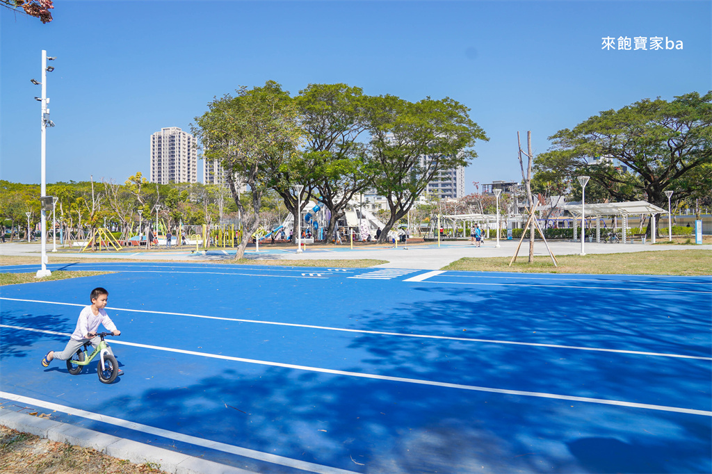 高雄楠梓親子景點【藍田公園】楠梓鹽田主題遊樂場，10大遊戲區+24項設施的水陸公園 @來飽寶家ba
