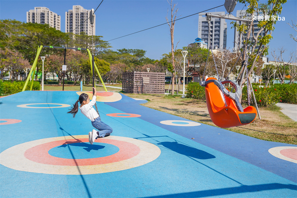 高雄楠梓親子景點【藍田公園】楠梓鹽田主題遊樂場，10大遊戲區+24項設施的水陸公園 @來飽寶家ba