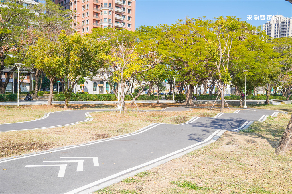 高雄楠梓親子景點【藍田公園】楠梓鹽田主題遊樂場，10大遊戲區+24項設施的水陸公園 @來飽寶家ba