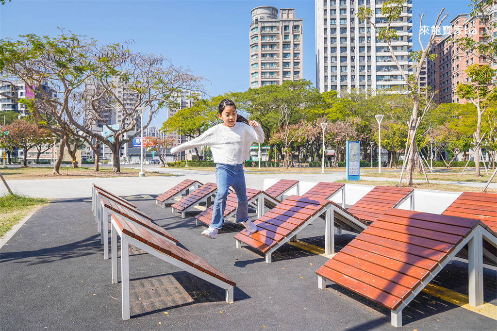 高雄楠梓親子景點【藍田公園】楠梓鹽田主題遊樂場，10大遊戲區+24項設施的水陸公園 @來飽寶家ba