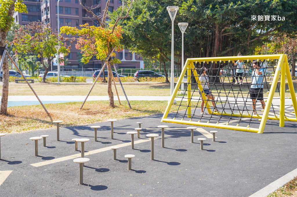 高雄楠梓親子景點【藍田公園】楠梓鹽田主題遊樂場，10大遊戲區+24項設施的水陸公園 @來飽寶家ba
