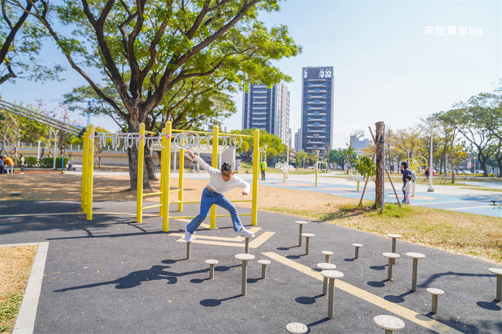 高雄楠梓親子景點【藍田公園】楠梓鹽田主題遊樂場，10大遊戲區+24項設施的水陸公園 @來飽寶家ba