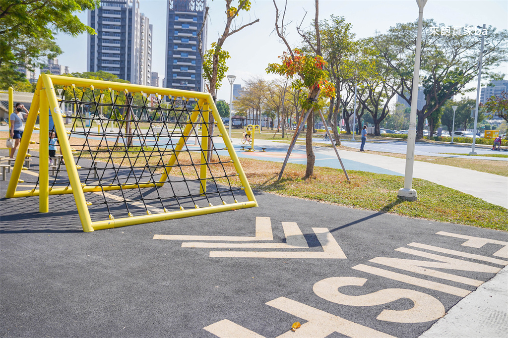 高雄楠梓親子景點【藍田公園】楠梓鹽田主題遊樂場，10大遊戲區+24項設施的水陸公園 @來飽寶家ba