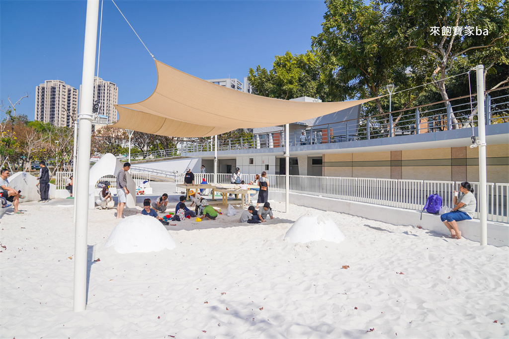 高雄楠梓親子景點【藍田公園】楠梓鹽田主題遊樂場，10大遊戲區+24項設施的水陸公園 @來飽寶家ba