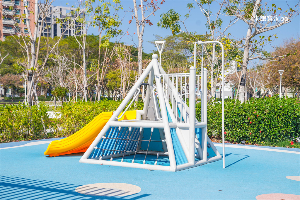 高雄楠梓親子景點【藍田公園】楠梓鹽田主題遊樂場，10大遊戲區+24項設施的水陸公園 @來飽寶家ba