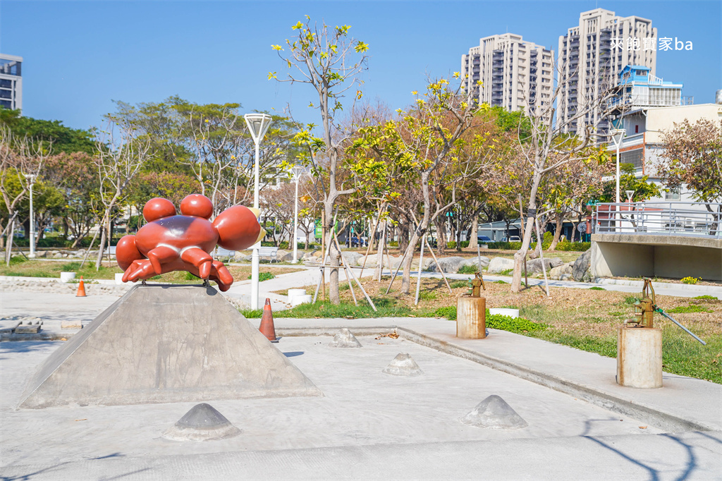 高雄楠梓親子景點【藍田公園】楠梓鹽田主題遊樂場，10大遊戲區+24項設施的水陸公園 @來飽寶家ba