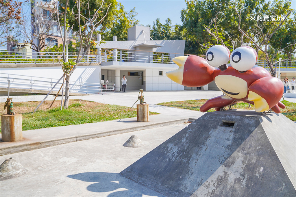 高雄楠梓親子景點【藍田公園】楠梓鹽田主題遊樂場，10大遊戲區+24項設施的水陸公園 @來飽寶家ba