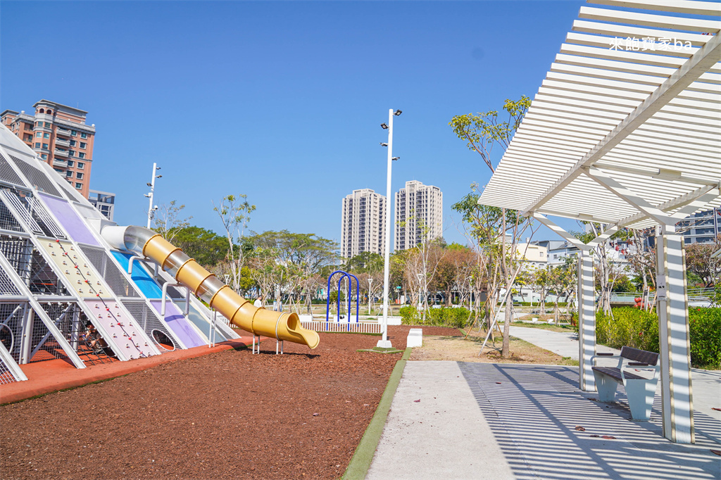 高雄楠梓親子景點【藍田公園】楠梓鹽田主題遊樂場，10大遊戲區+24項設施的水陸公園 @來飽寶家ba
