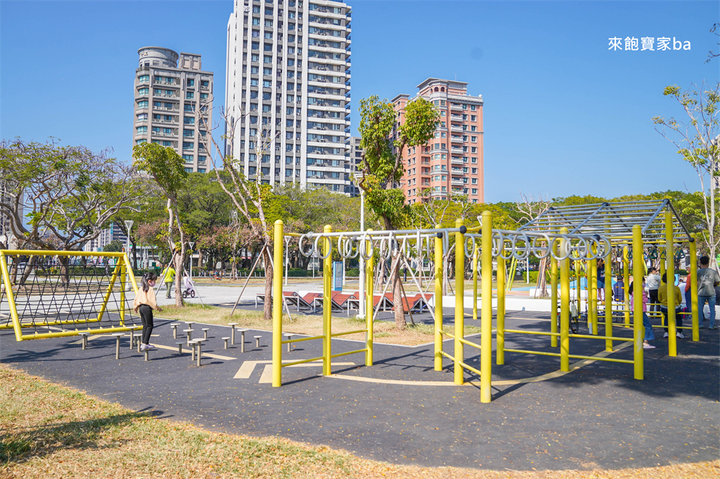 高雄楠梓親子景點【藍田公園】楠梓鹽田主題遊樂場，10大遊戲區+24項設施的水陸公園 @來飽寶家ba