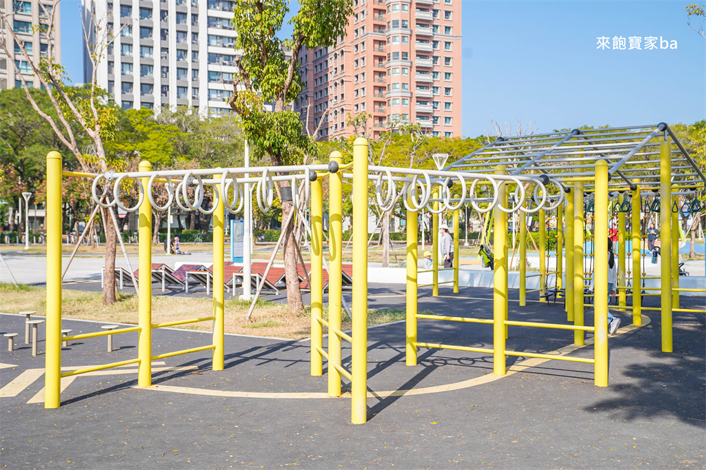 高雄楠梓親子景點【藍田公園】楠梓鹽田主題遊樂場，10大遊戲區+24項設施的水陸公園 @來飽寶家ba