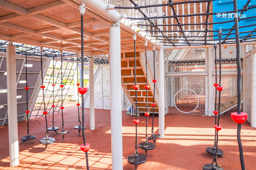 高雄楠梓親子景點【藍田公園】楠梓鹽田主題遊樂場，10大遊戲區+24項設施的水陸公園 @來飽寶家ba